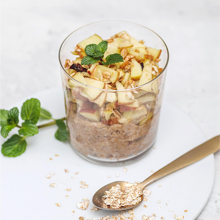 Feel Good Overnights in einem Glas mit einem Löffel daneben