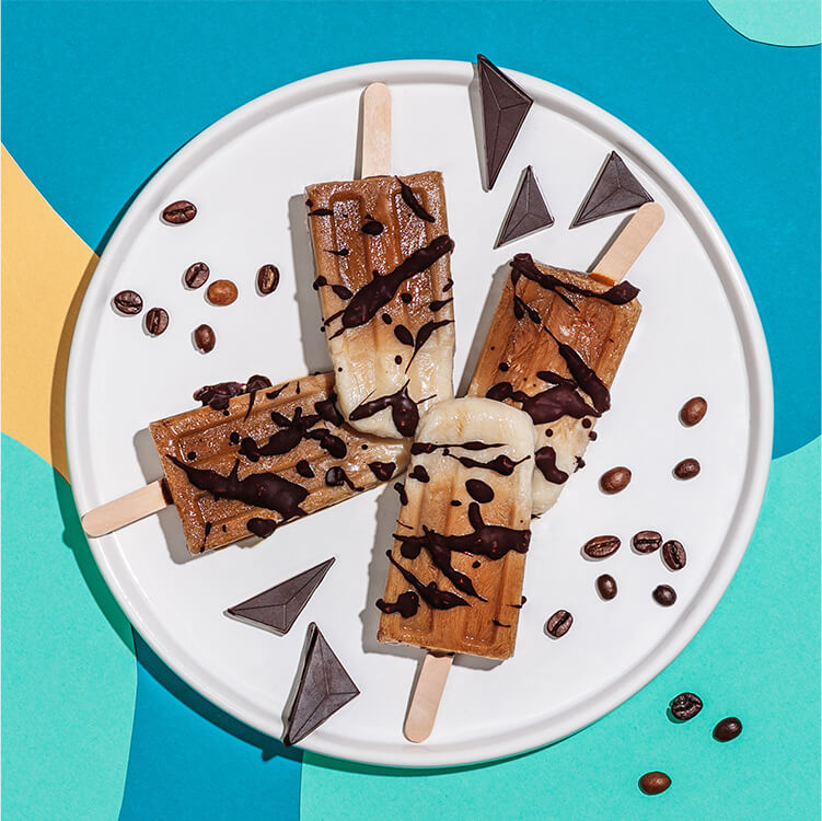 Popsicle-Eis Iced Coffee auf einem Teller