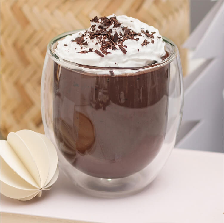 Hot Chocolate im Glas mit Sahne