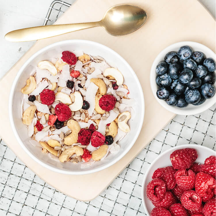 Paleo Müsli in einer Schüssel und Beeren