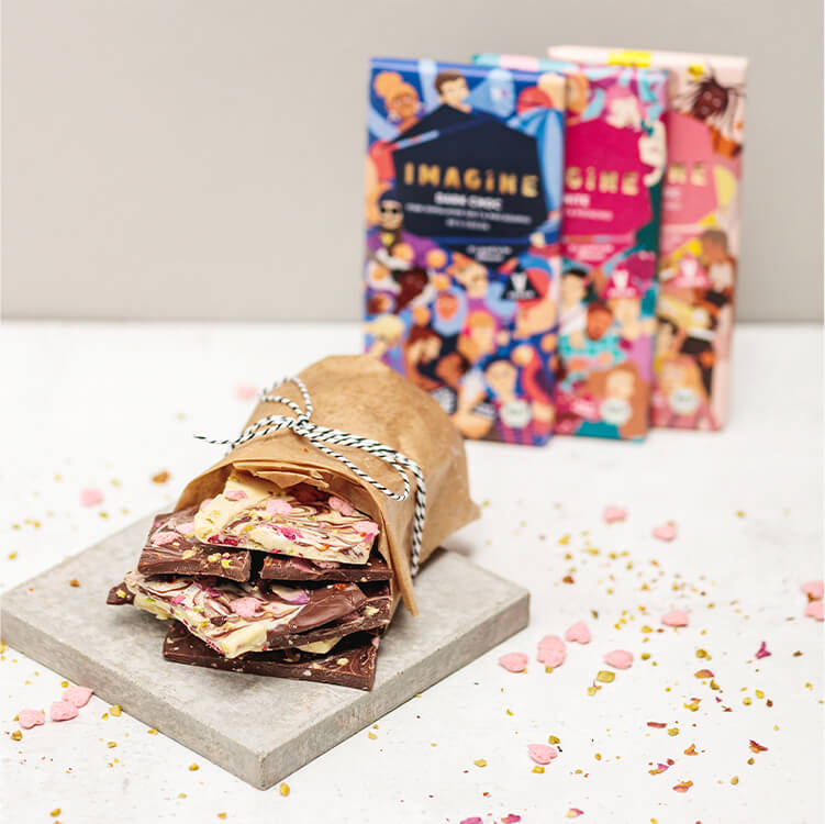 Bruchschokolade mit Toppings wie ein Geschenk eingepackt