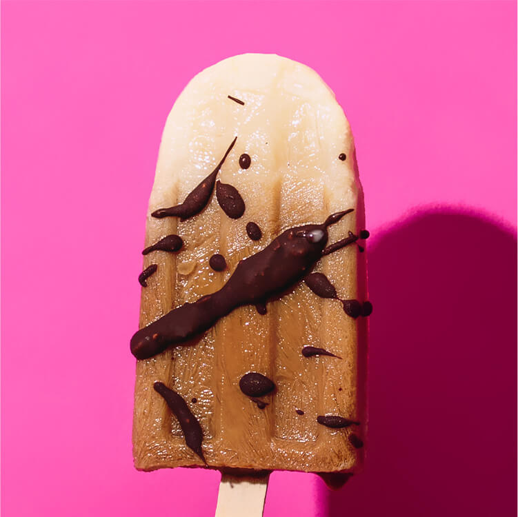 Popsicle-Eis Iced Coffee in einer Hand