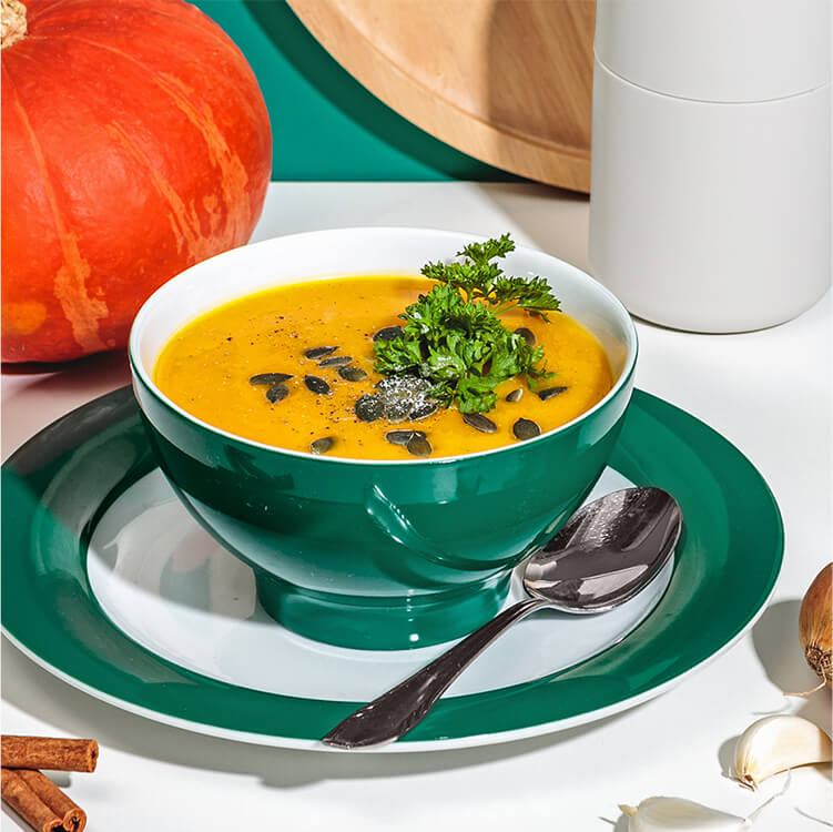 Kürbissuppe mit Kürbiskernen dekoriert