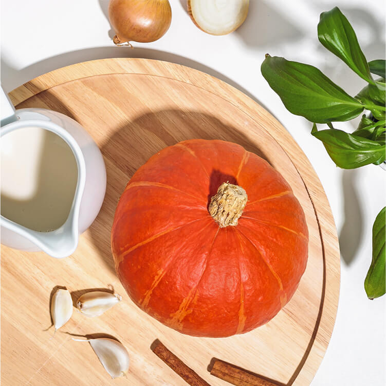 Ein Hokkaido Kürbis, Knoblauch und Zimtstangen