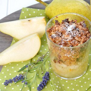 Müsli-Birnen-Crumble im Glas mit Birnen auf einem Tisch