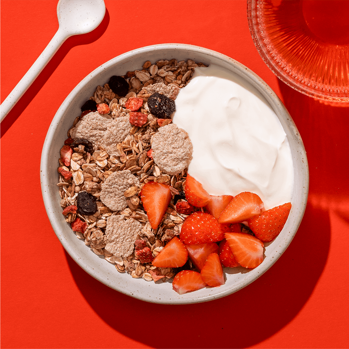 mymuesli Bio Strawberry Acai Granola - fruchtiges Frühstück perfekt passend zu Joghurt und frischen Erdbeeren