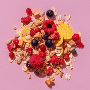 mymuesli Bio Berry Müsli Nahaufnahme von Beeren, Haferflocken, Cornflakes und Sonnenblumenkernen