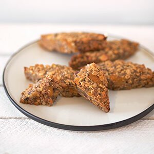 Selbst gebackene Proteinriegel für Sportler auf einem Teller