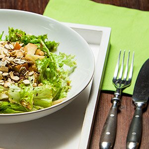 Protein-Salat in einer Schüssel mit Besteck daneben