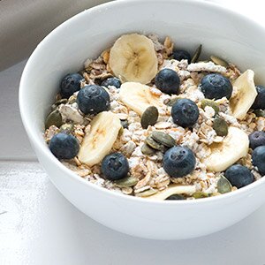 Protein-Müsli in einer Schale mit Heidelbeeren