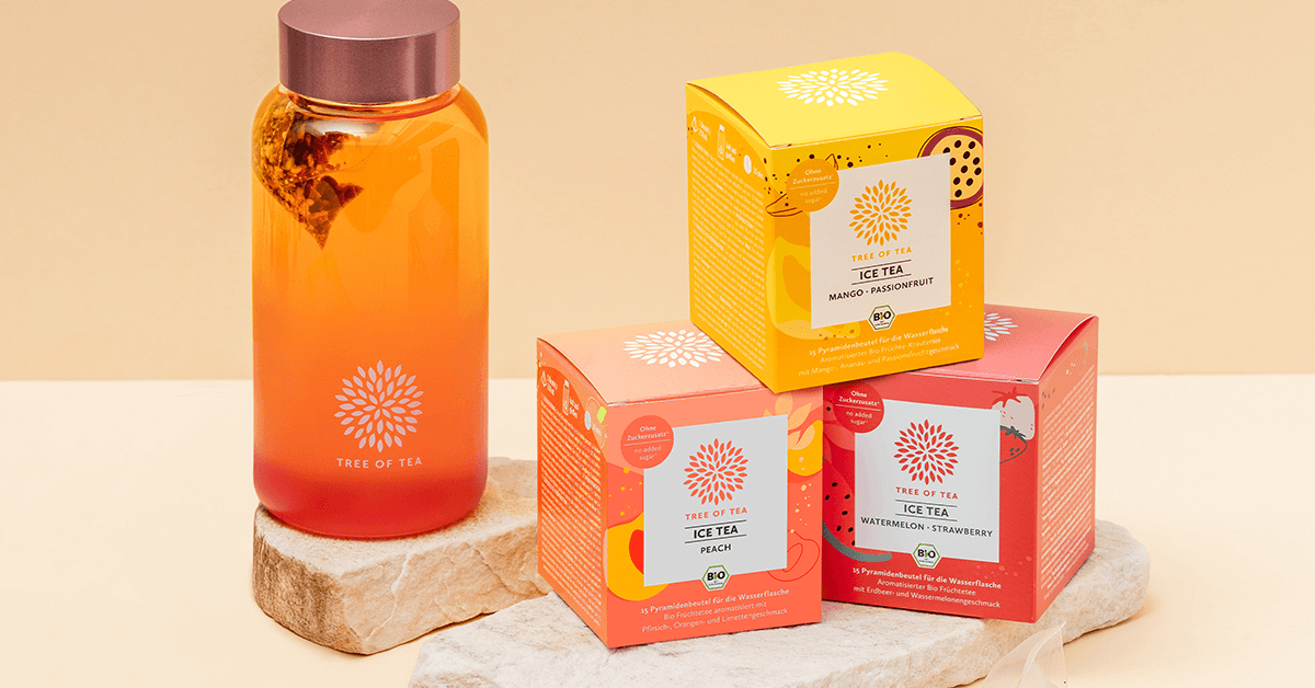 Tree of Tea Ice Tea Starter Set mit Mango Passionfruit, Watermelon Strawberry und rosa Ice Tea Bottle auf einer Steinplatte vor minimalistischem Hintergrund.
