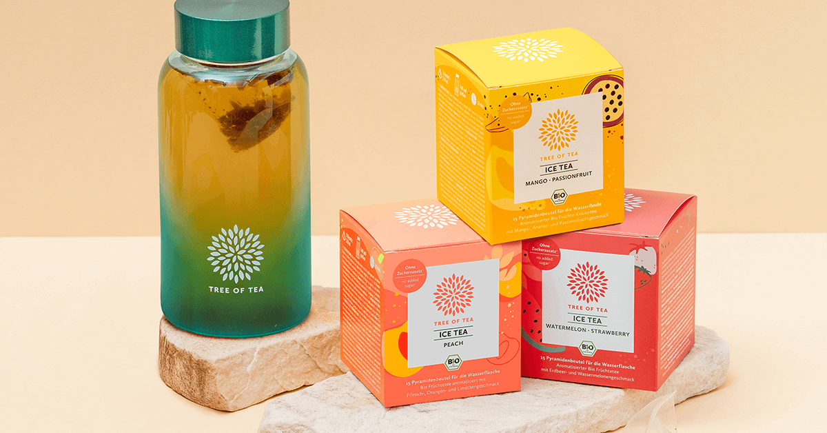 Tree of Tea Ice Tea Starter Set mit Mango Passionfruit, Watermelon Strawberry und türkiser Ice Tea Bottle auf einer Steinplatte vor minimalistischem Hintergrund.