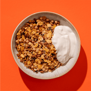 mymuesli Bio 20% Protein Salted Caramel Crunch Müslischale mit Joghurt
