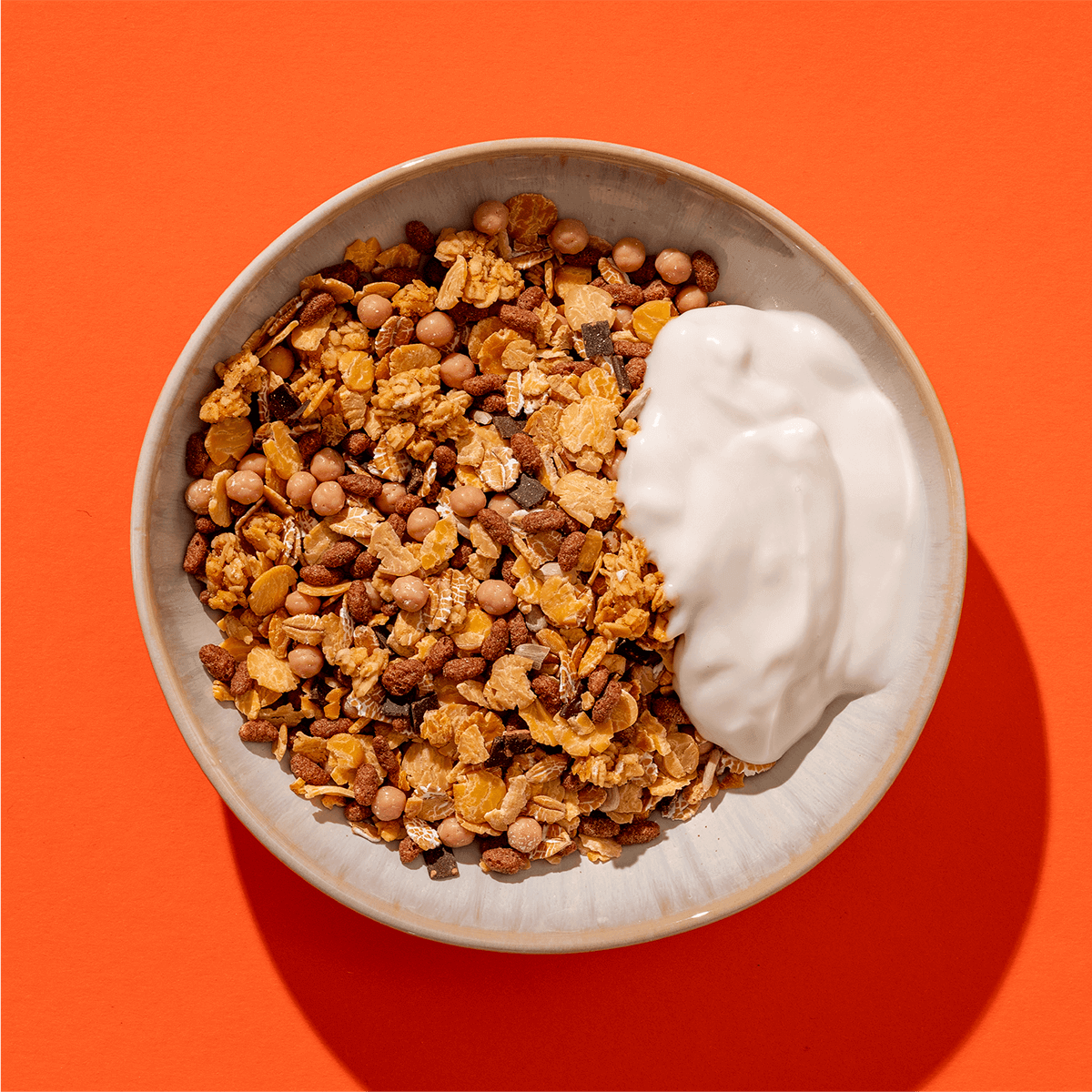 mymuesli Bio 20% Protein Salted Caramel Crunch Müslischale mit Joghurt