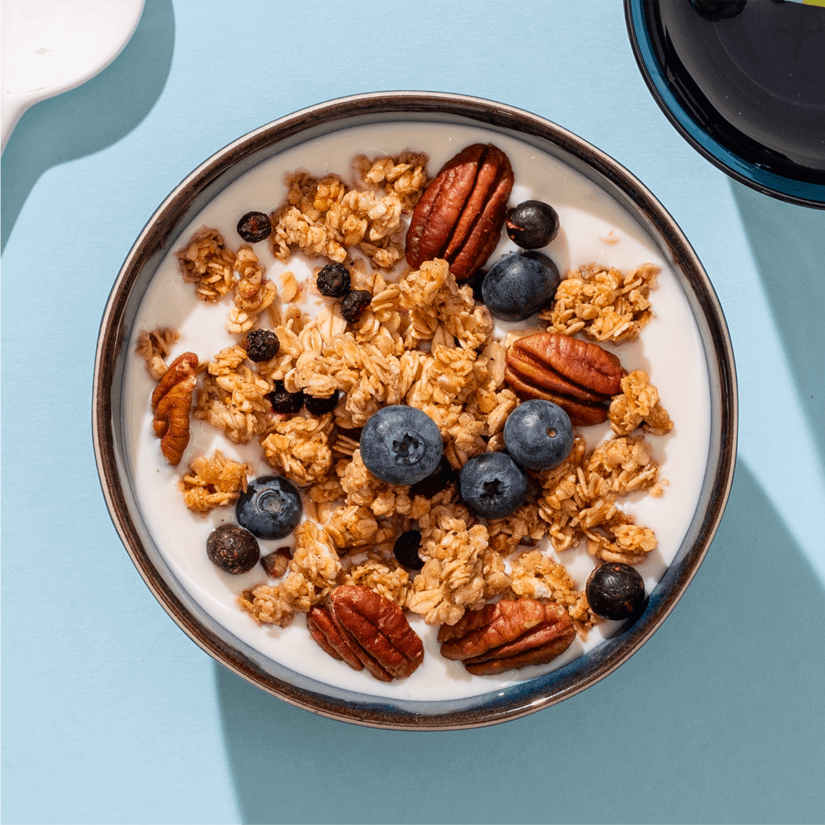 mymuesli Bio Blueberry Cassis Crunchy Müsli mit Joghurt, frischen Blaubeeren und Pekannüssen