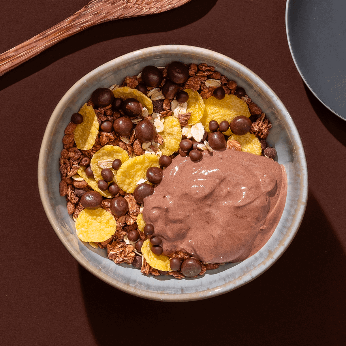 mymuesli Bio Choco Brownie Müsli mit Browniekeksen in Müslischüssel mit Joghurt