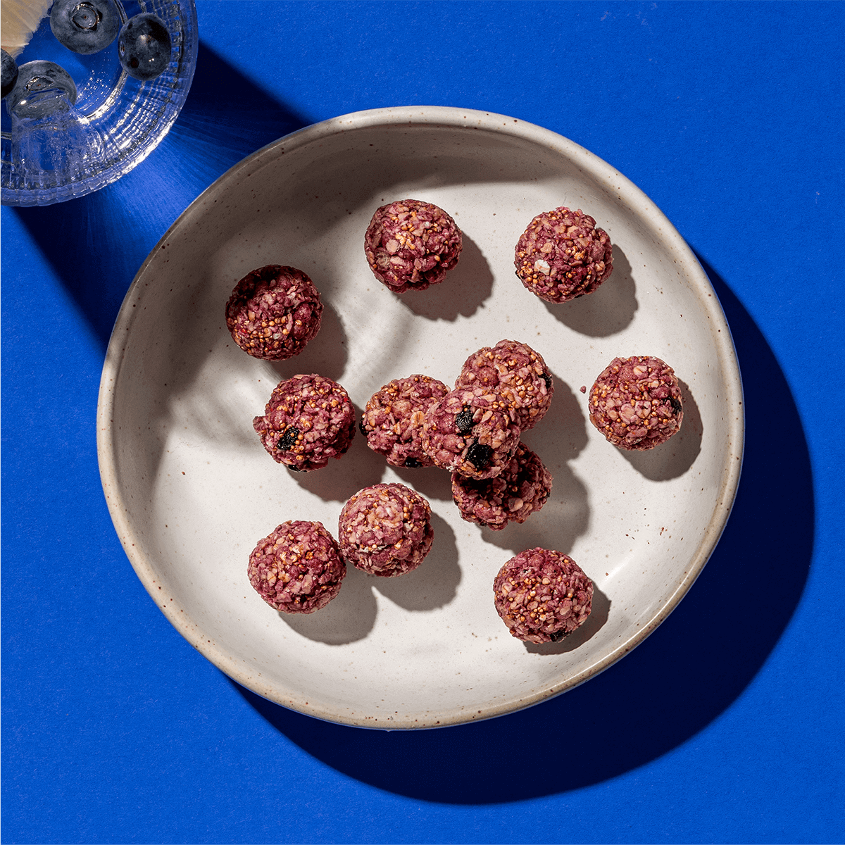 mymuesli Bio Blueberry Crunchy Bites Kugeln auf dem Teller