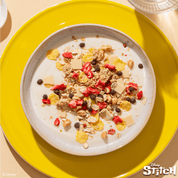 Eine Schale Stitch Müsli mit Erdbeerstückchen, Cornflakes und dunklen Schokodinkelbällchen