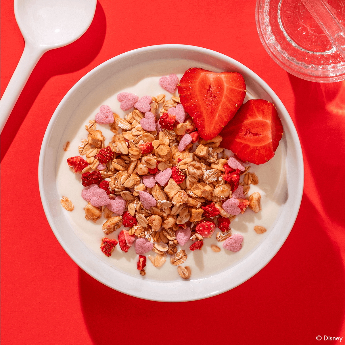 Eine Schale Vaiana Müsli mit Joghurt und Erdbeeren