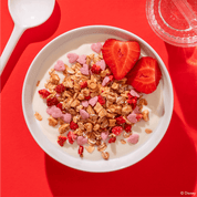 Eine Schale Vaiana Müsli mit Joghurt und Erdbeeren