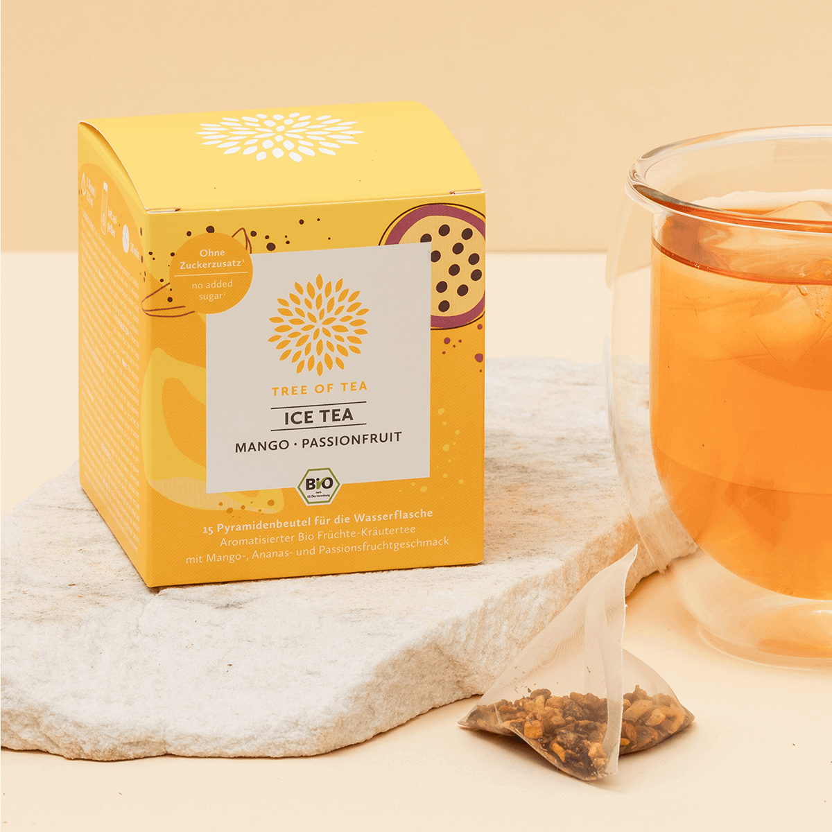 Tree of Tea Ice Tea Mango Passionfruit Packung und daneben ein Tee