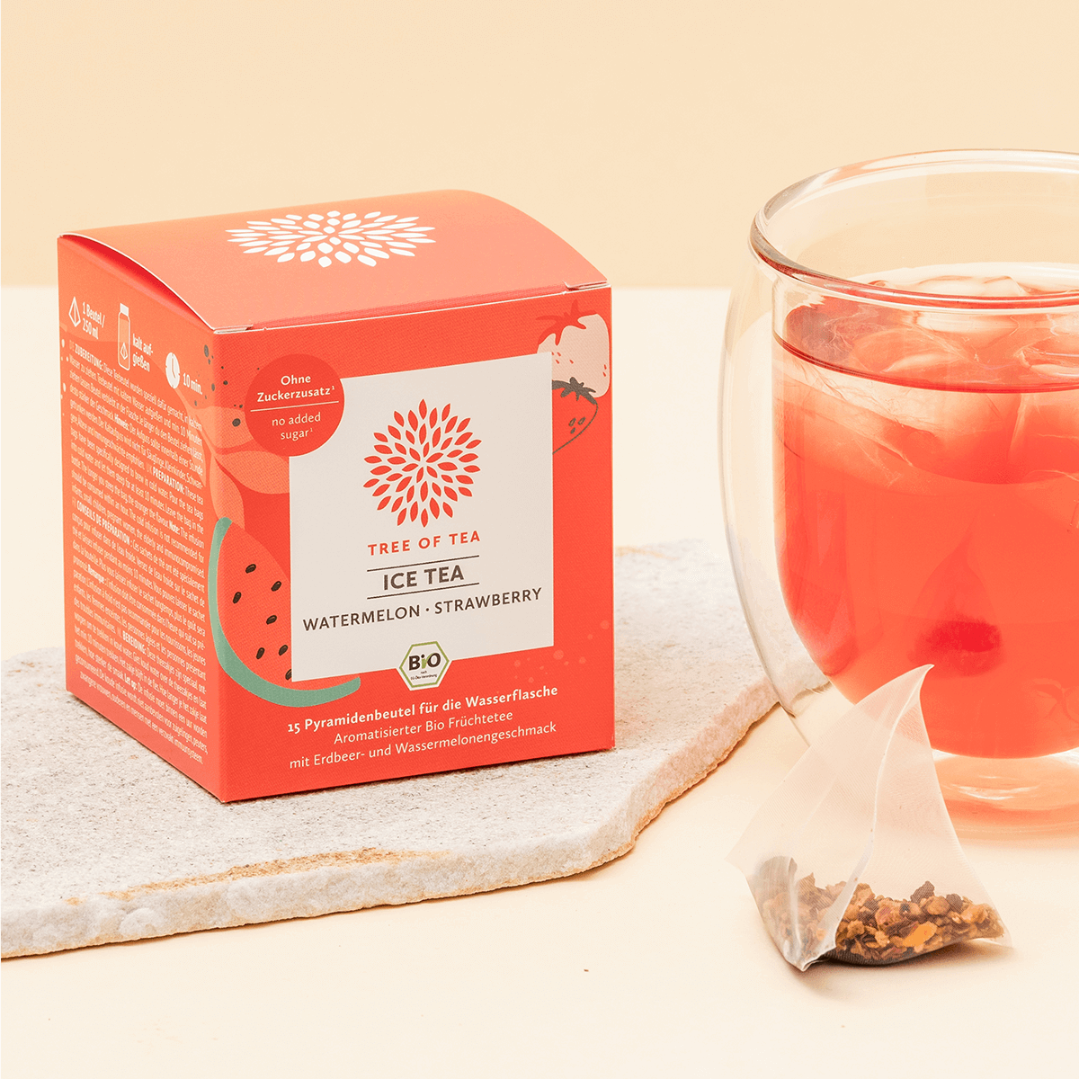 Tree of Tea Ice Tea Watermelon Strawberry mit einem Glas Tee daneben