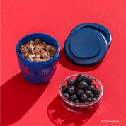 Spider-Man Mini 2Go Becher mit Heidelbeeren und Müsli gefüllt