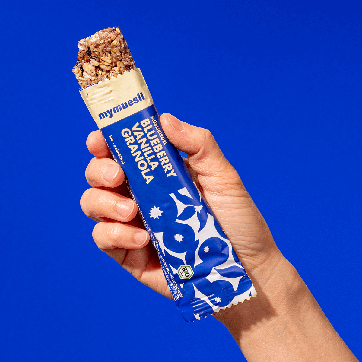 mymuesli Bio Blueberry Vanilla Granola Müsliriegel an der Ecke abgebissen