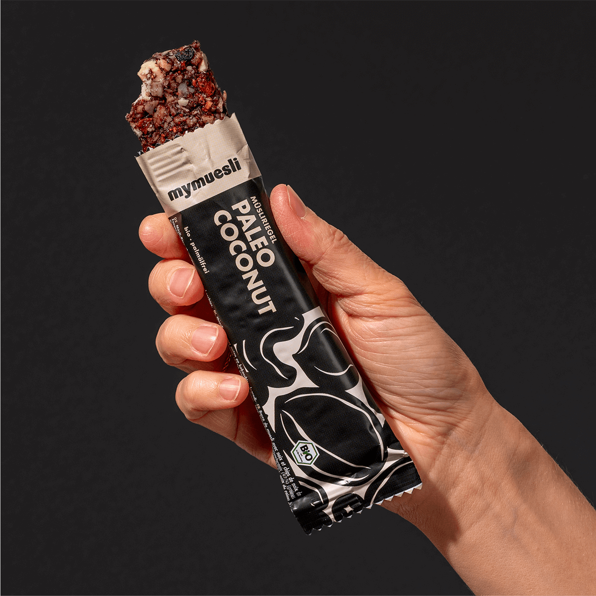 mymuesli Bio Paleo Coconut Müsliriegel an der Ecke abgebissen
