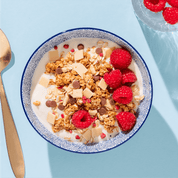 mymuesli Bio Raspberry Yoghurt Cookie in Schüssel mit Joghurt und frischen Himbeeren