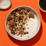 mymuesli Salted Caramel Brownie Müsli in Frühstückschale mit Yoghurt