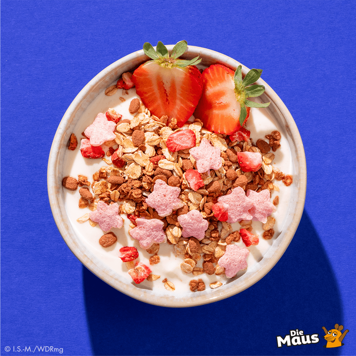 mymuesli Bio Superelefanten Müsli in Schale mit Joghurt und frischen Erdbeeren