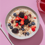 mymuesli Bio Wildberry Yoghurt Müsli mit frischen und leckeren Brombeeren Erdbeeren und Blaubeeren in Schüssel