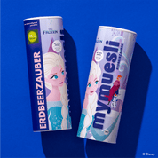 Zwei Disney Erdbeerzauber Müsli Dosen nebeneinander mit Elsa, Olaf und Anna im Design