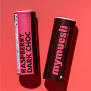 mymuesli Bio Raspberry Dark Choc Müsli Dose von Vorne und der Seite