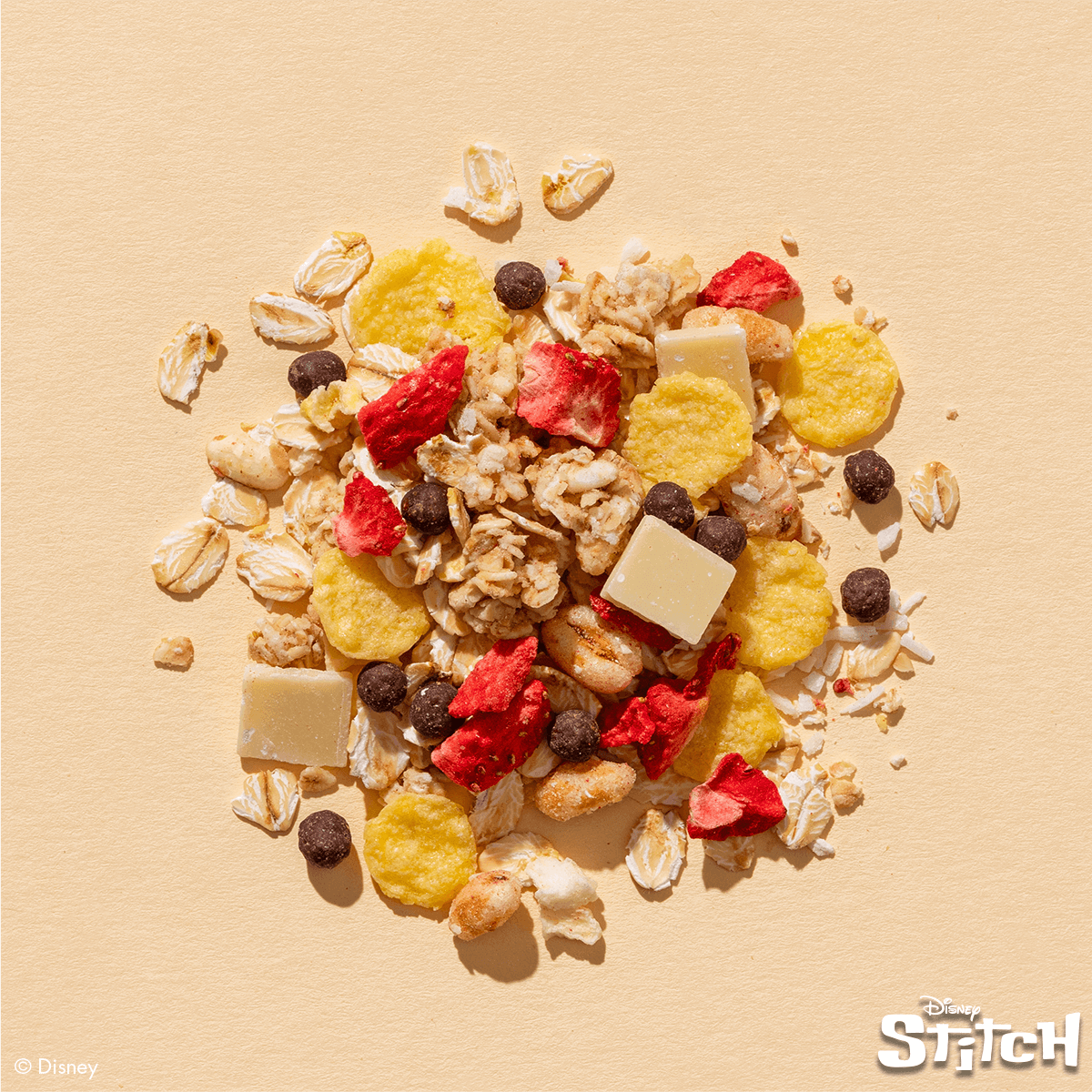 Disney Stitch Müsli Zutaten mit Erdbeerstückchen, Cornflakes und dunklen Schokodinkelbällchen