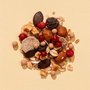 Eine mymuesli Bio Herbst Müsli Zutaten mit Haselnüssen, Salted Caramel Crispies, und Kürbiskernen
