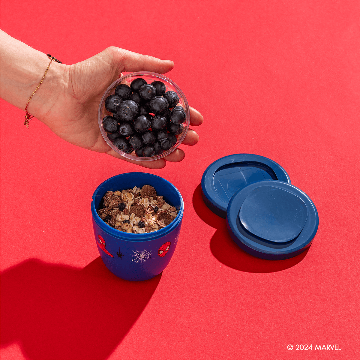 Spider-Man Mini 2Go Becher wird mit Heidelbeeren und Müsli gefüllt