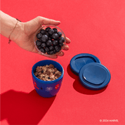 Spider-Man Mini 2Go Becher wird mit Heidelbeeren und Müsli gefüllt