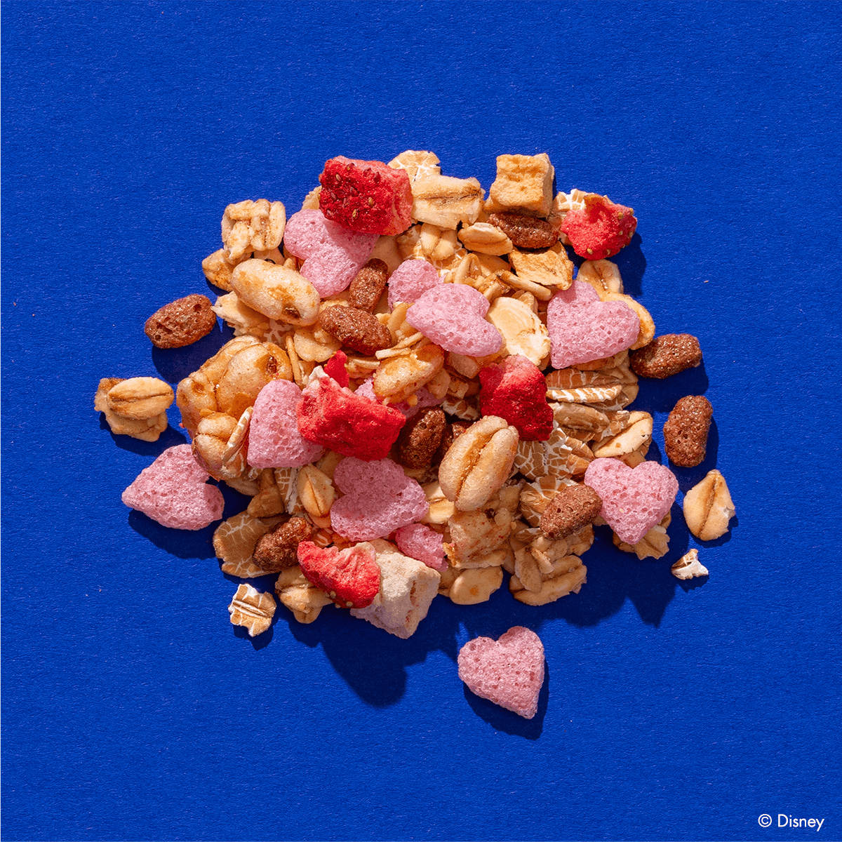 Disney Erdbeerzauber Müsli Zutaten mit kleinen Herzen und getrockneten Erdbeerstückchen