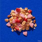 Disney Erdbeerzauber Müsli Zutaten mit kleinen Herzen und getrockneten Erdbeerstückchen