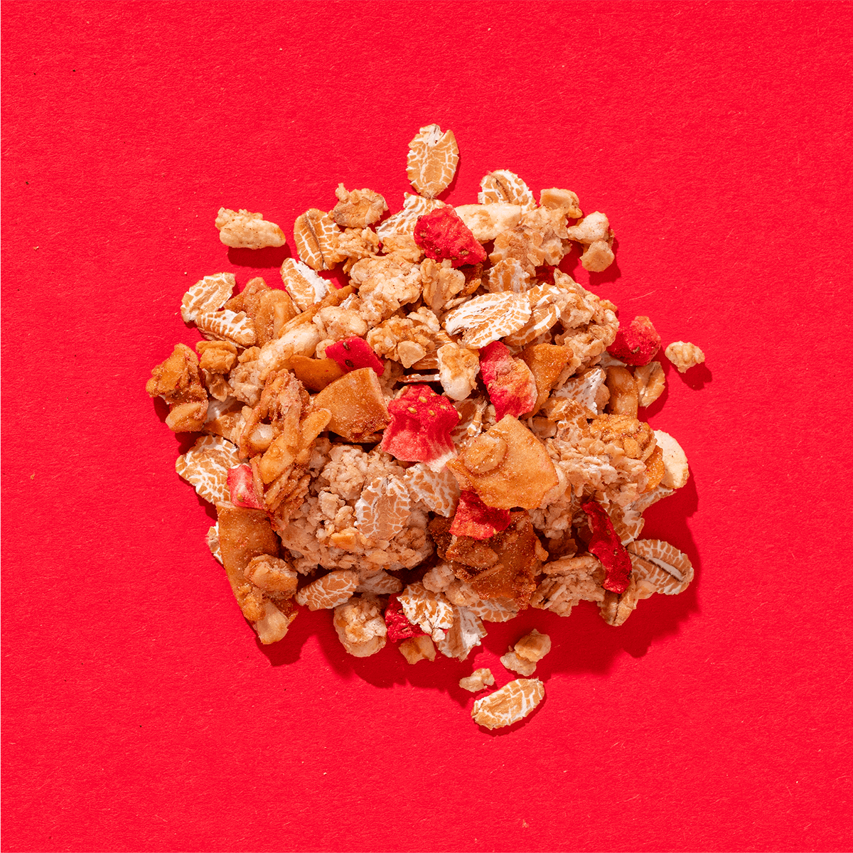 mymuesli Bio Pink Strawberry besteht aus Erdbeeren, Dinkelflocken, Almond Granola und Hafercrunchy