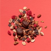mymuesli Bio Raspberry Dark Choc besteht aus Kakao Quinoa Crunchy, dunkle Schoko Dinkelbällchen, gefriergetrocknete Himbeeren, Dinkelflocken, dunkle Schokolade, dunkle Cranberry Chocs und gepuffter Dinkel