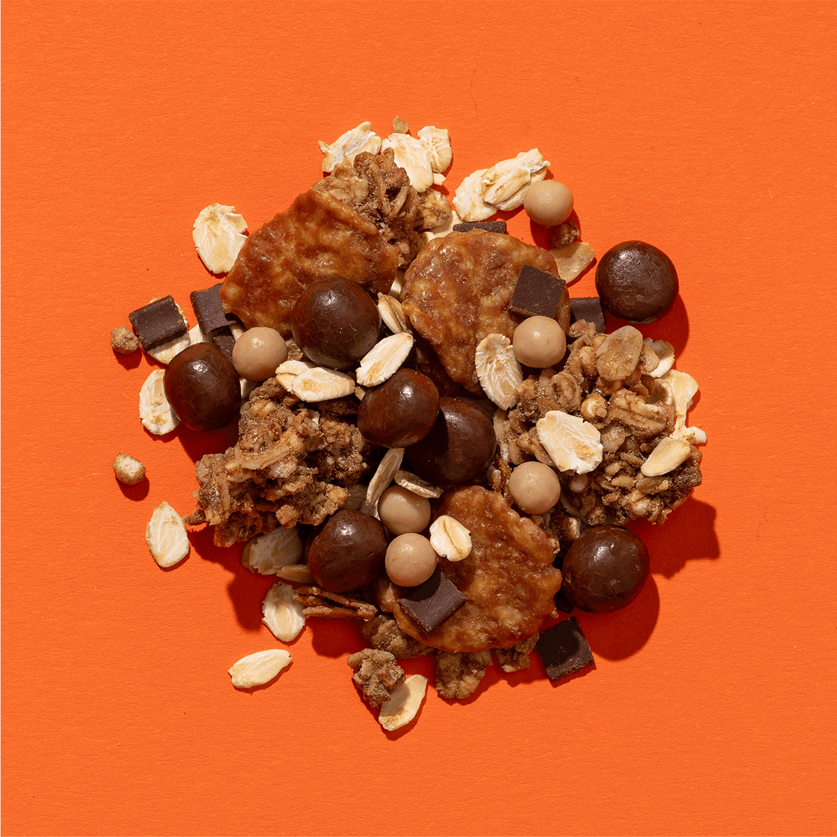 mymuesli Bio Salted Caramel Brownie Müsli Zutaten Nahaufnahme mit Brownie Cookies, Salted Caramel Crispies und Schoko-Cornflakes
