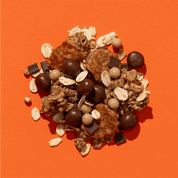 mymuesli Bio Salted Caramel Brownie Müsli Zutaten Nahaufnahme mit Brownie Cookies, Salted Caramel Crispies und Schoko-Cornflakes