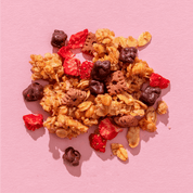 mymuesli Bio Strawberry Choco Crunchy Granola mit Granola Crunchy, Kakaokeksen, Erdbeerchocs und Erdbeeren