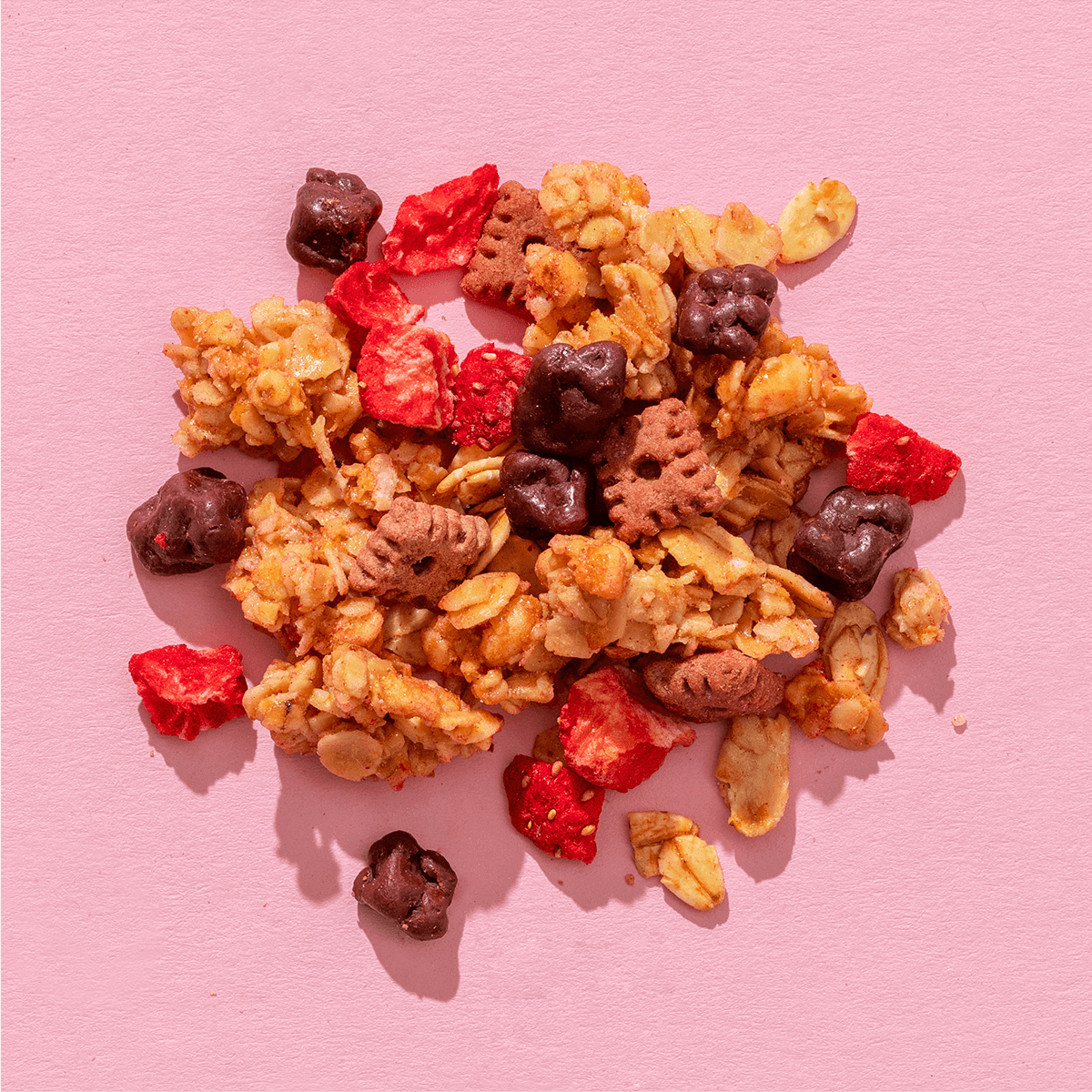 mymuesli Bio Strawberry Choco Crunchy Granola mit Granola Crunchy, Kakaokeksen, Erdbeerchocs und Erdbeeren