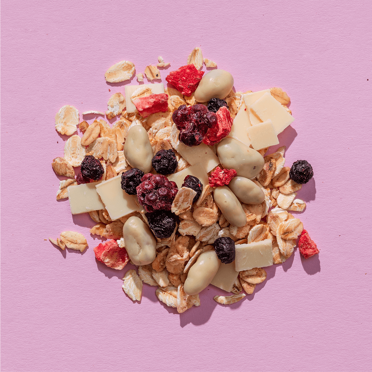 mymuesli Bio Wildberry Yoghurt Müsli Nahaufnahme von Beeren Haferflocken Granola Crunchy und weiße cranberry chocs