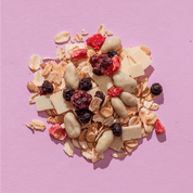 mymuesli Bio Wildberry Yoghurt Müsli Nahaufnahme von Beeren Haferflocken Granola Crunchy und weiße cranberry chocs