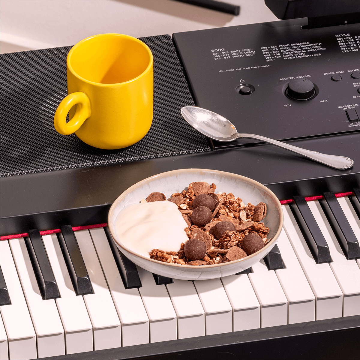 mymuesli Bio Mozart Müsli in der Müslischüssel und Joghurt